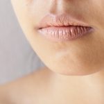 7 Cara Membedakan Bibir Kering karena Dehidrasi atau Alergi