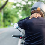 7 Cara Menghindari Sakit Leher Saat Naik Motor
