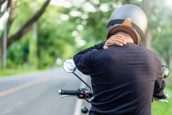 7 Cara Menghindari Sakit Leher Saat Naik Motor 7 Cara Menghindari Sakit Leher Saat Naik Motor