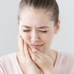10 Cara Menenangkan Gigi yang Nyut-nyutan di Malam Hari