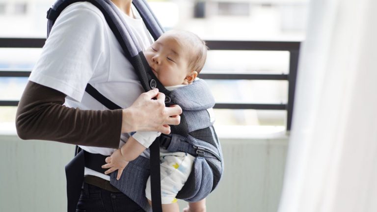 10 Tips Menghindari Sakit Pinggang Saat Menggendong Anak