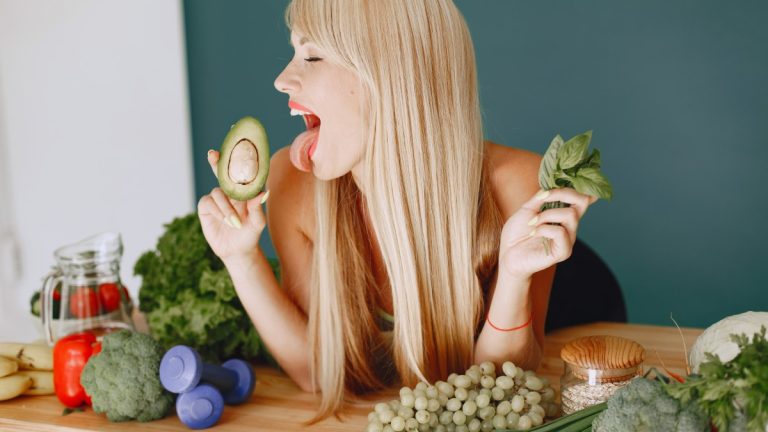 10 Nutrisi Penting untuk Rambut Sehat dan Berkilau